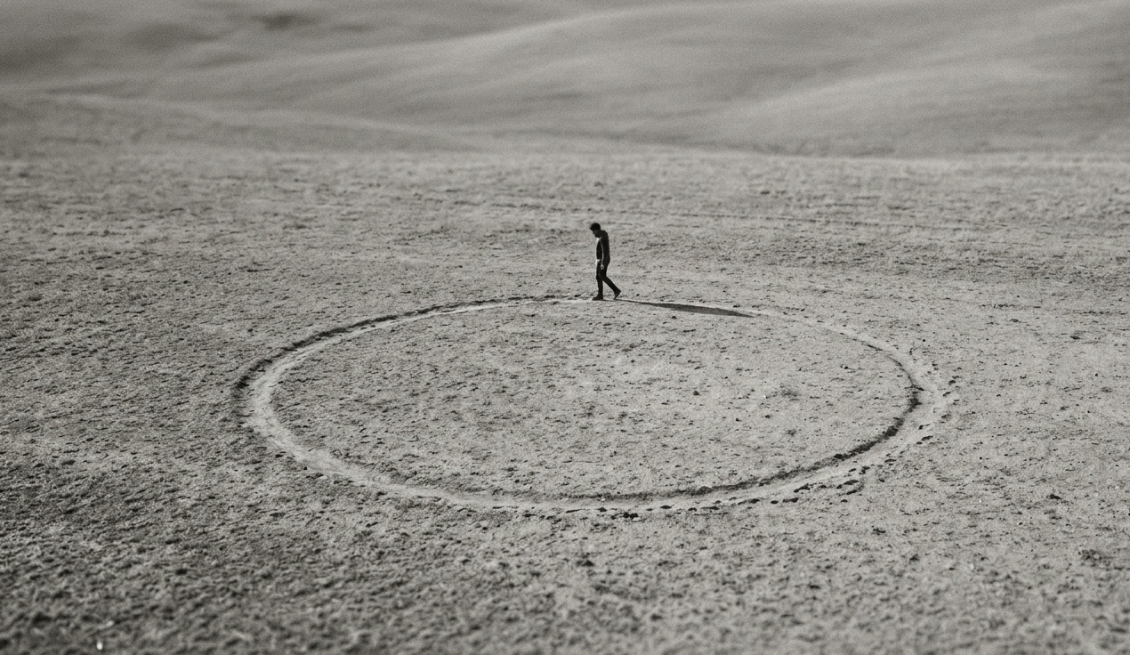 tekrar eden davranış döngüsü ve bağımlılık mekanizmasını temsil eden metaforik sahne